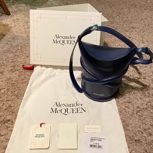 Alexander McQueen-Small The Curve Leather Bucket Bag Navy